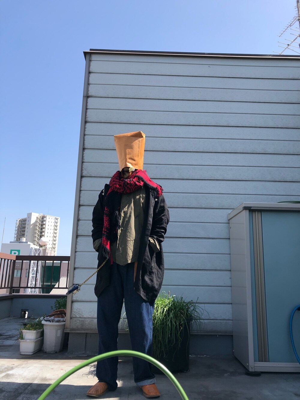 「BRUNABOINNEのアイテム（デニムパンツ、ブルー系）」を使った、iq8qo1c0さん（メンズ・174cm）の春コーディネートの1枚目の写真