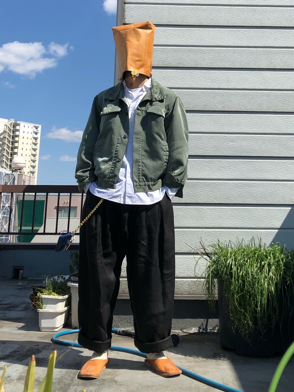 「janjanvanesscheのアイテム（その他パンツ、ブラック系）」を使った、iq8qo1c0さん（メンズ・174cm）の春コーディネートの1枚目の写真