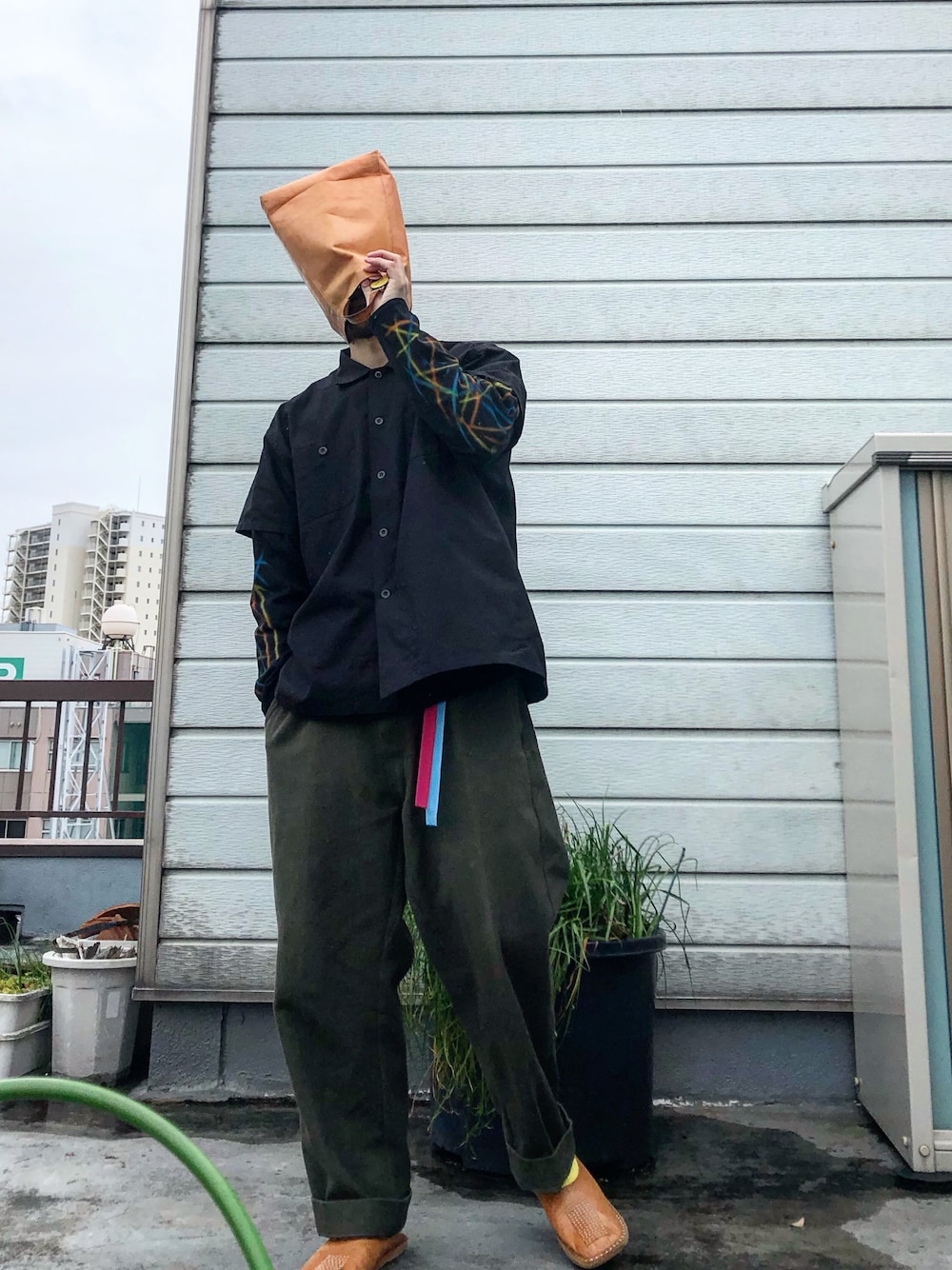 「VINTAGEのアイテム（その他パンツ、グリーン系）」を使った、iq8qo1c0さん（メンズ・174cm）の春コーディネートの1枚目の写真