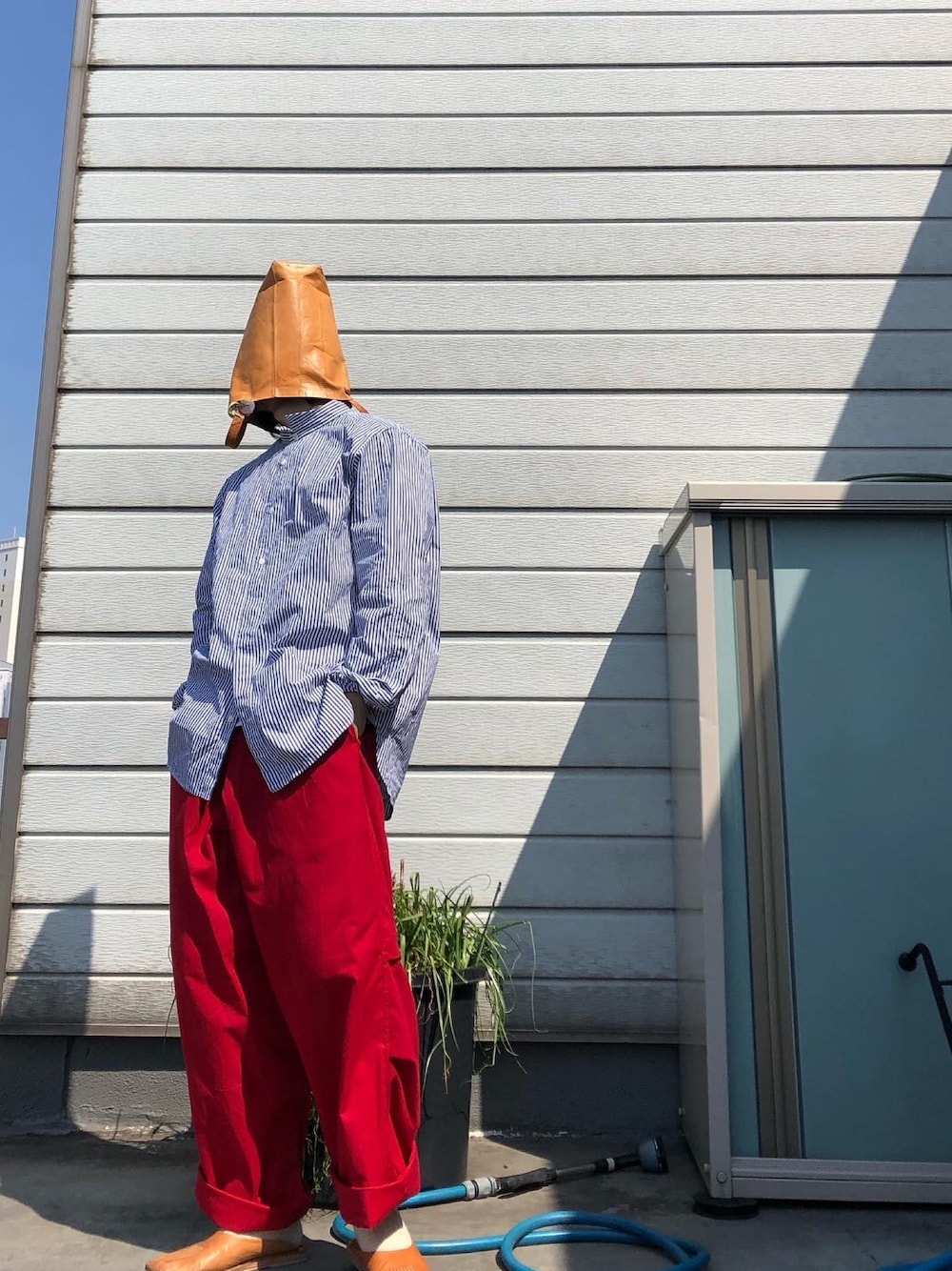 「TUKIのアイテム（その他パンツ、レッド系）」を使った、iq8qo1c0さん（メンズ・174cm）の春コーディネートの1枚目の写真
