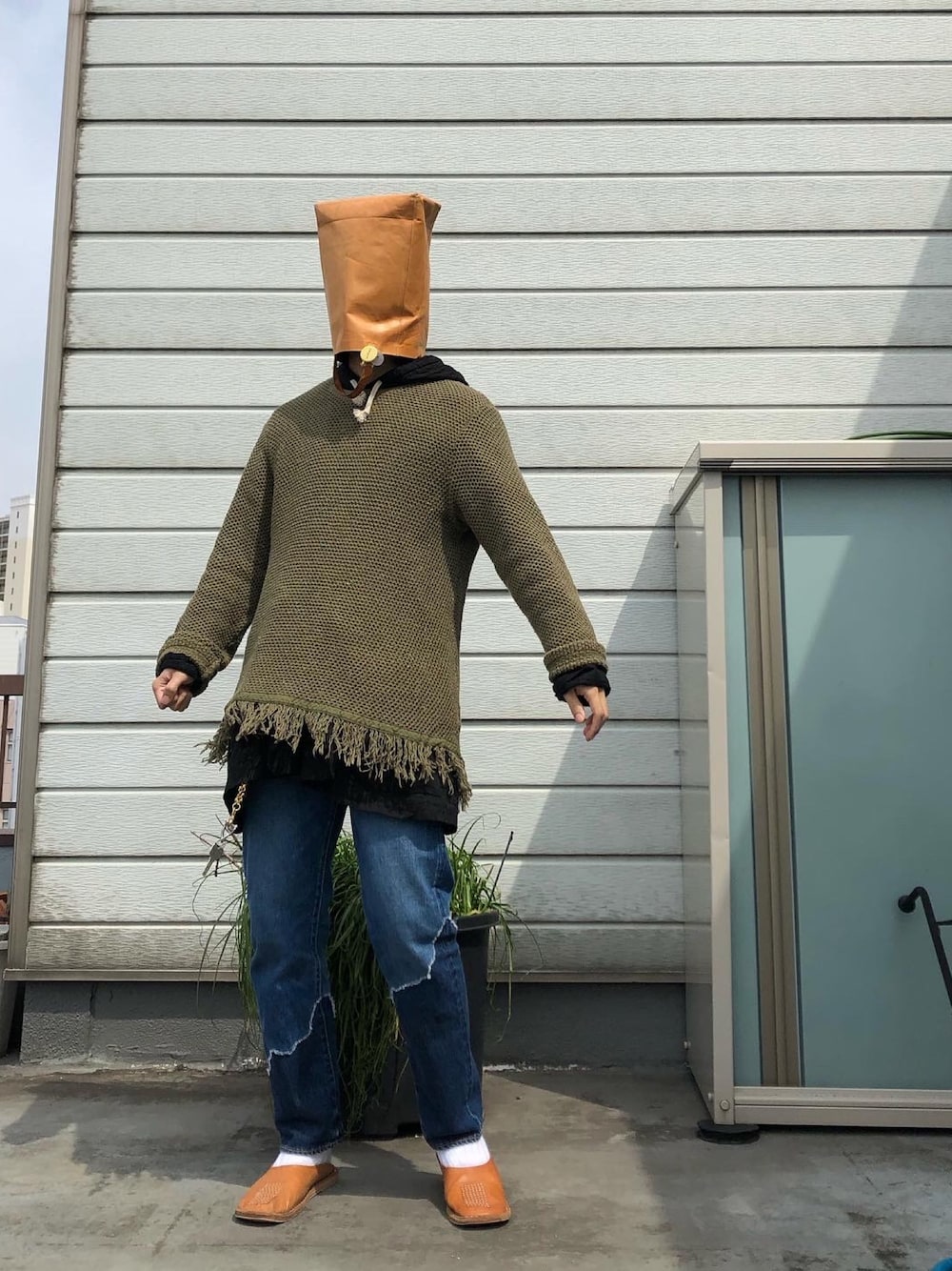 「BRUNABOINNEのアイテム（デニムパンツ、ブルー系）」を使った、iq8qo1c0さん（メンズ・174cm）の春コーディネートの1枚目の写真