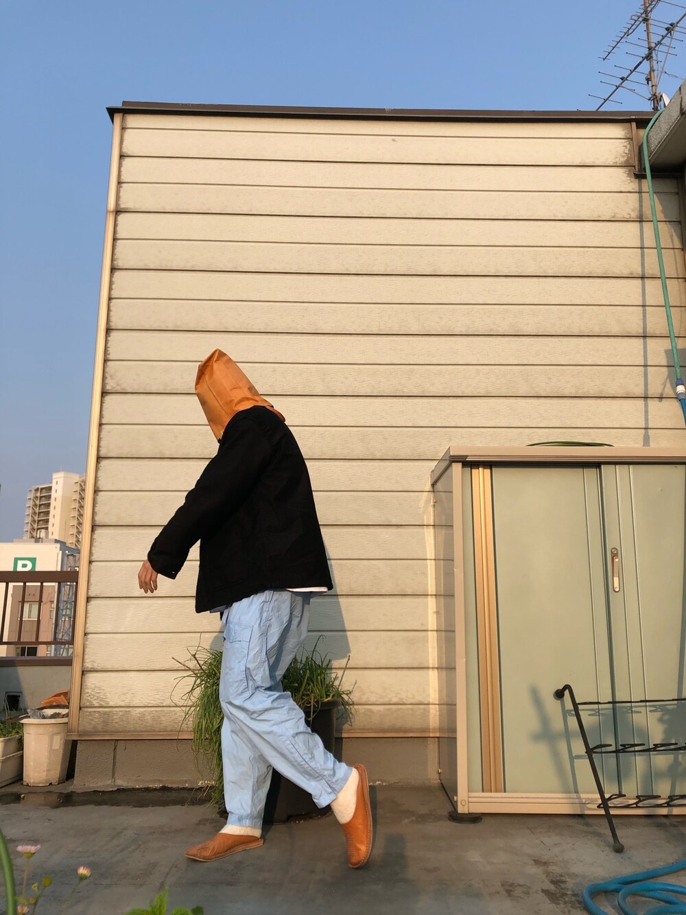 「TUKIのアイテム（その他パンツ、ブルー系）」を使った、iq8qo1c0さん（メンズ・174cm）の春コーディネートの1枚目の写真