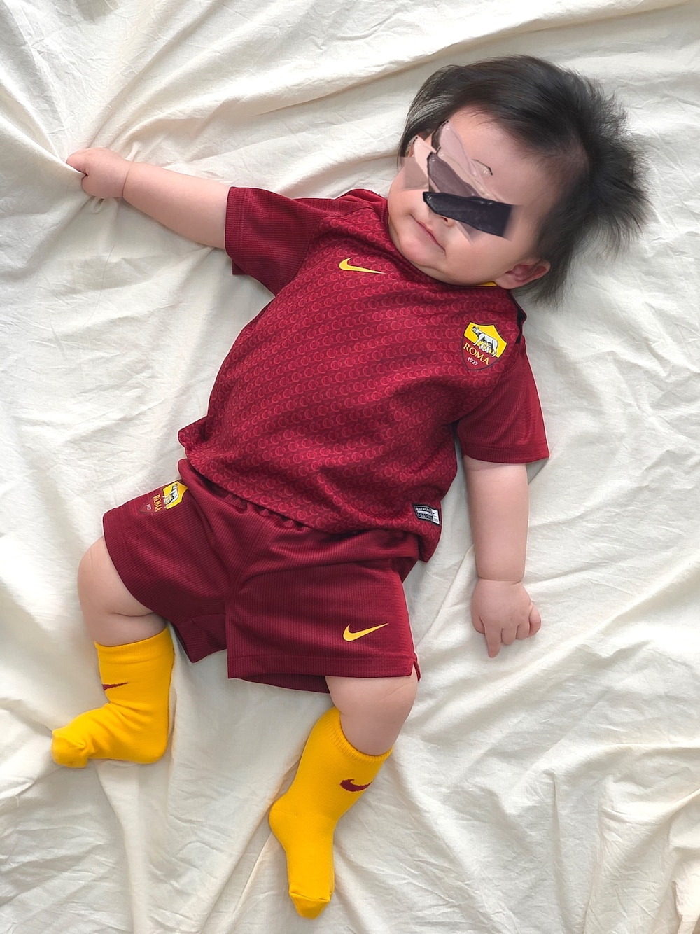 「生後5ヶ月、キッズファッション、男の子、セリエA、ローマ、サッカー、ユニフォーム、サッカーユニフォーム、イタリア、靴下」｜「NIKEのアイテム（Tシャツ/カットソー、レッド系）」を使った、sakuto/itoさん（キッズ・70cm）の秋コーディネートの1枚目の写真