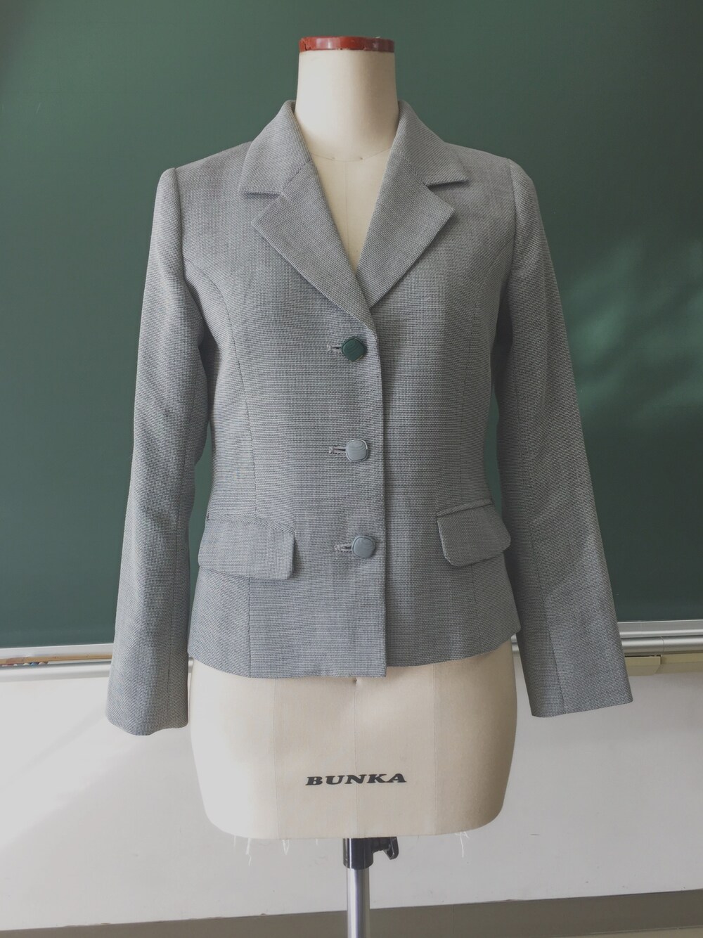 「被服学生、テーラードジャケット」｜「Handmadeのアイテム（テーラードジャケット、グレー系）」を使った、nahoさん（レディース・161cm）の夏コーディネートの1枚目の写真