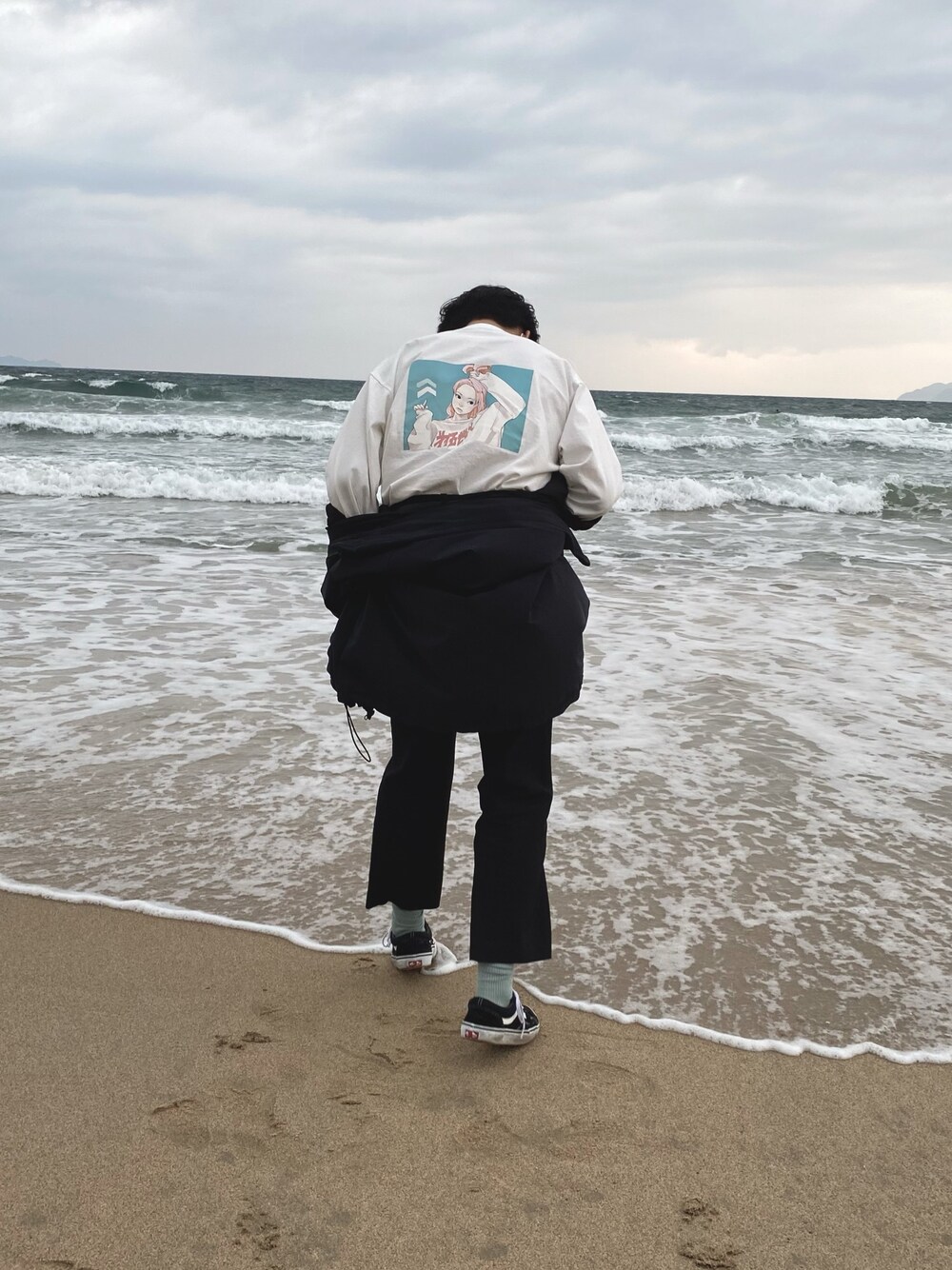 「韓国ファッション、散歩」｜「SPINNSのアイテム（Tシャツ/カットソー、ホワイト系）」を使った、shöさん（メンズ・171cm）の春コーディネートの1枚目の写真
