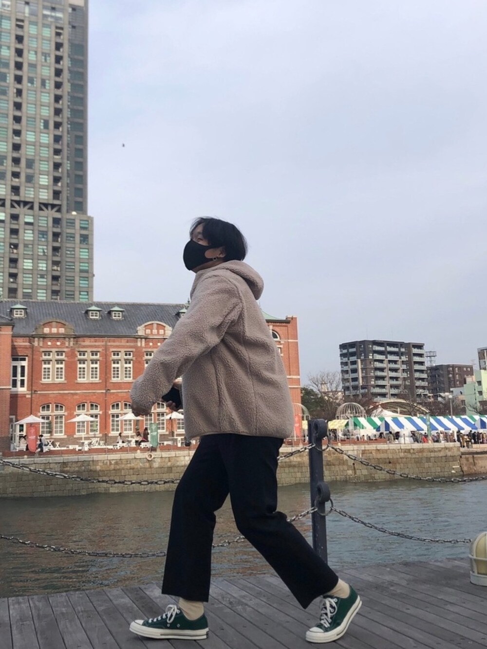 「韓国ファッション、休日スタイル」｜「UNIQLOのアイテム（その他アウター、ベージュ系）」を使った、shöさん（メンズ・171cm）の春コーディネートの1枚目の写真