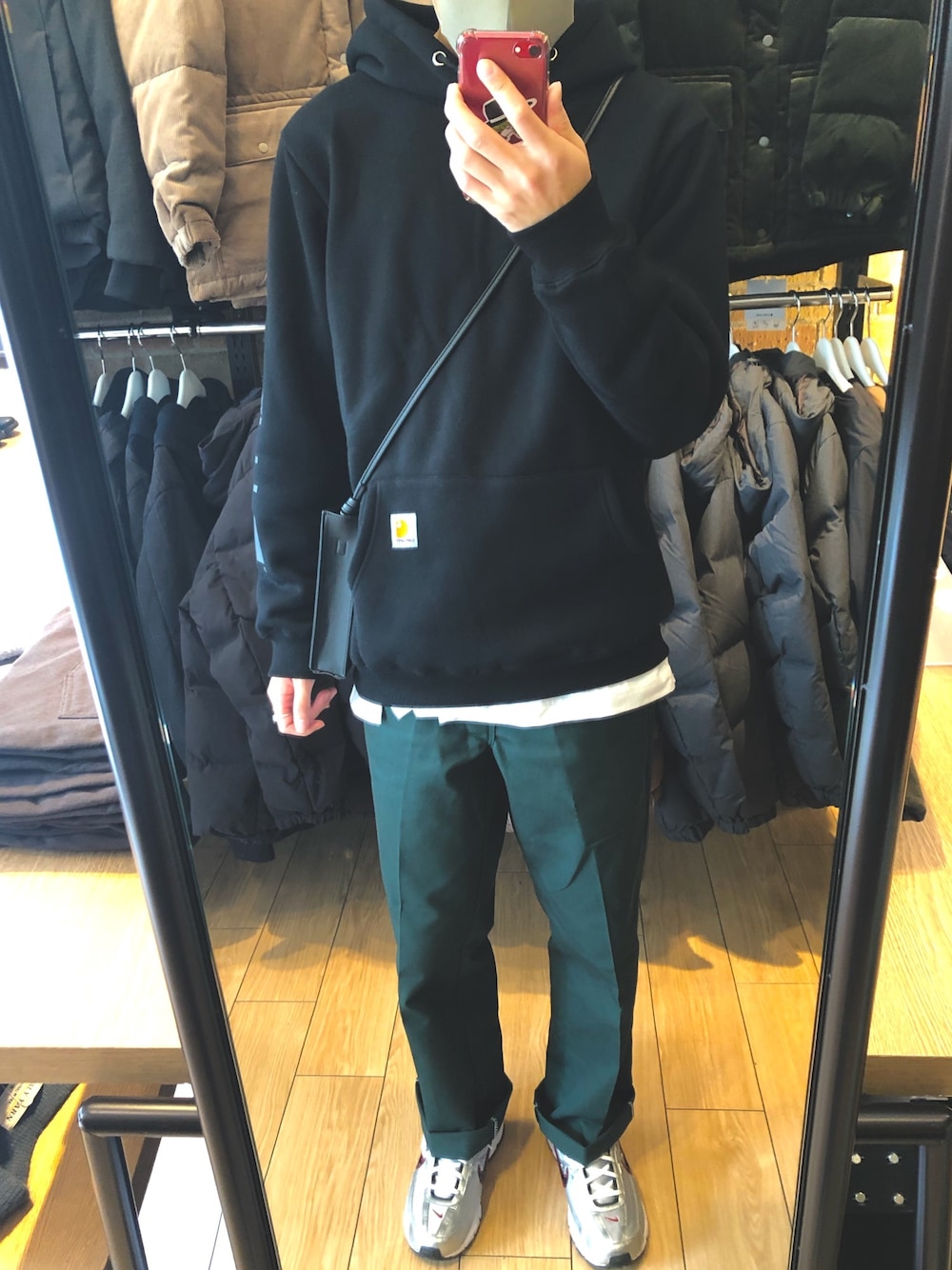 「年末WEAR感謝祭、オーバーサイズ、ゆるコーデ、いいね、save、フォローお願いします🤑、ストリートコーデ、カラーパンツ、Dickies874、carhartt」｜「Carharttの【Carhartt カーハート】ロングスリーブ袖グラフィックロゴプリントプルオーバーパーカー（パーカー、ブラック系）」を使った、ようさん（メンズ・170cm）の冬コーディネートの1枚目の写真