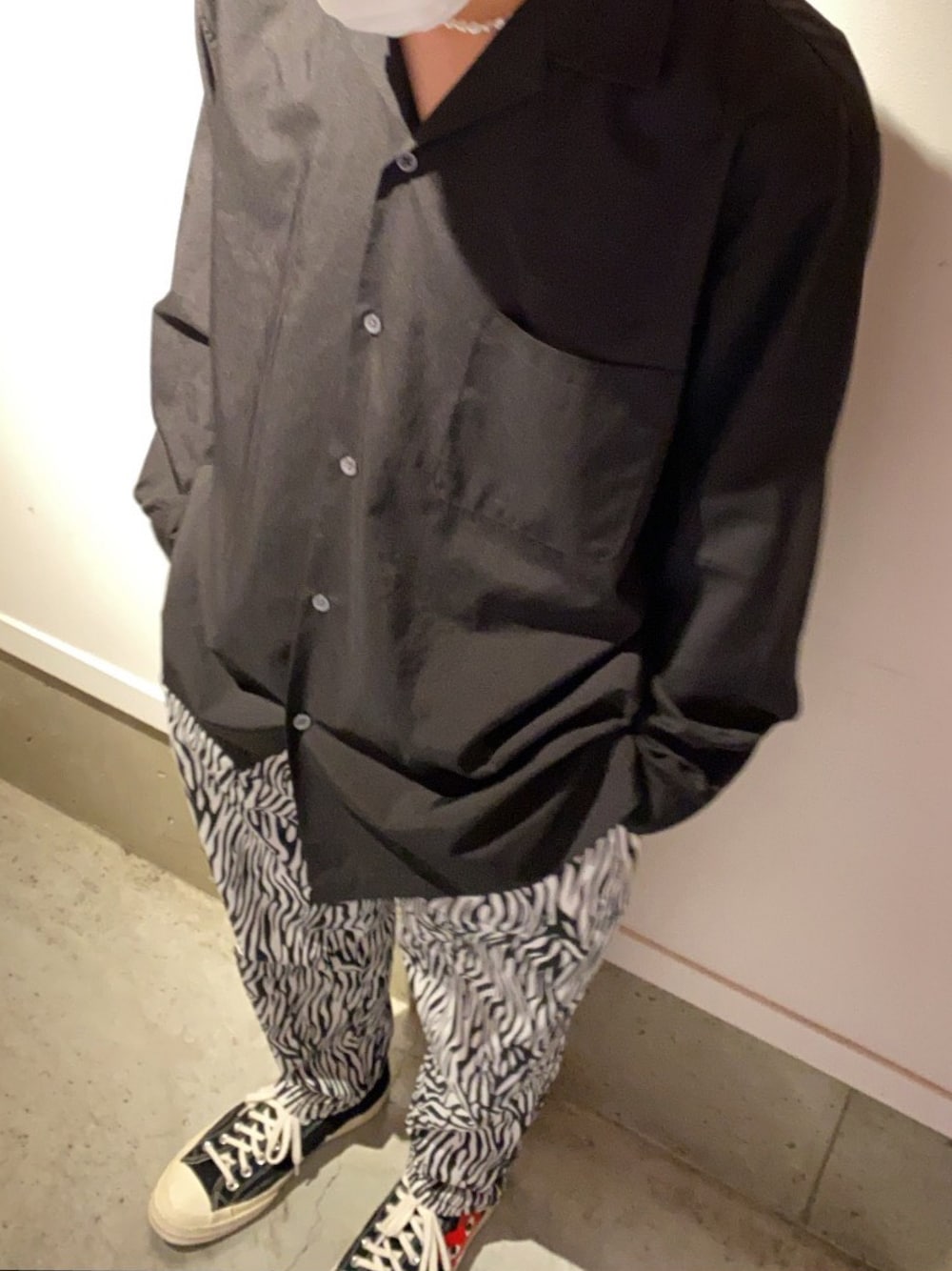 「これが私をアゲる服、ゼブラ柄、パールネックレス、シャツスタイル、ラフ、ギャルソン」｜「WEGOのWEGO/フィブリルオープンカラーシャツ（シャツ/ブラウス、ブラック系）」を使った、ようさん（メンズ・170cm）の春コーディネートの1枚目の写真