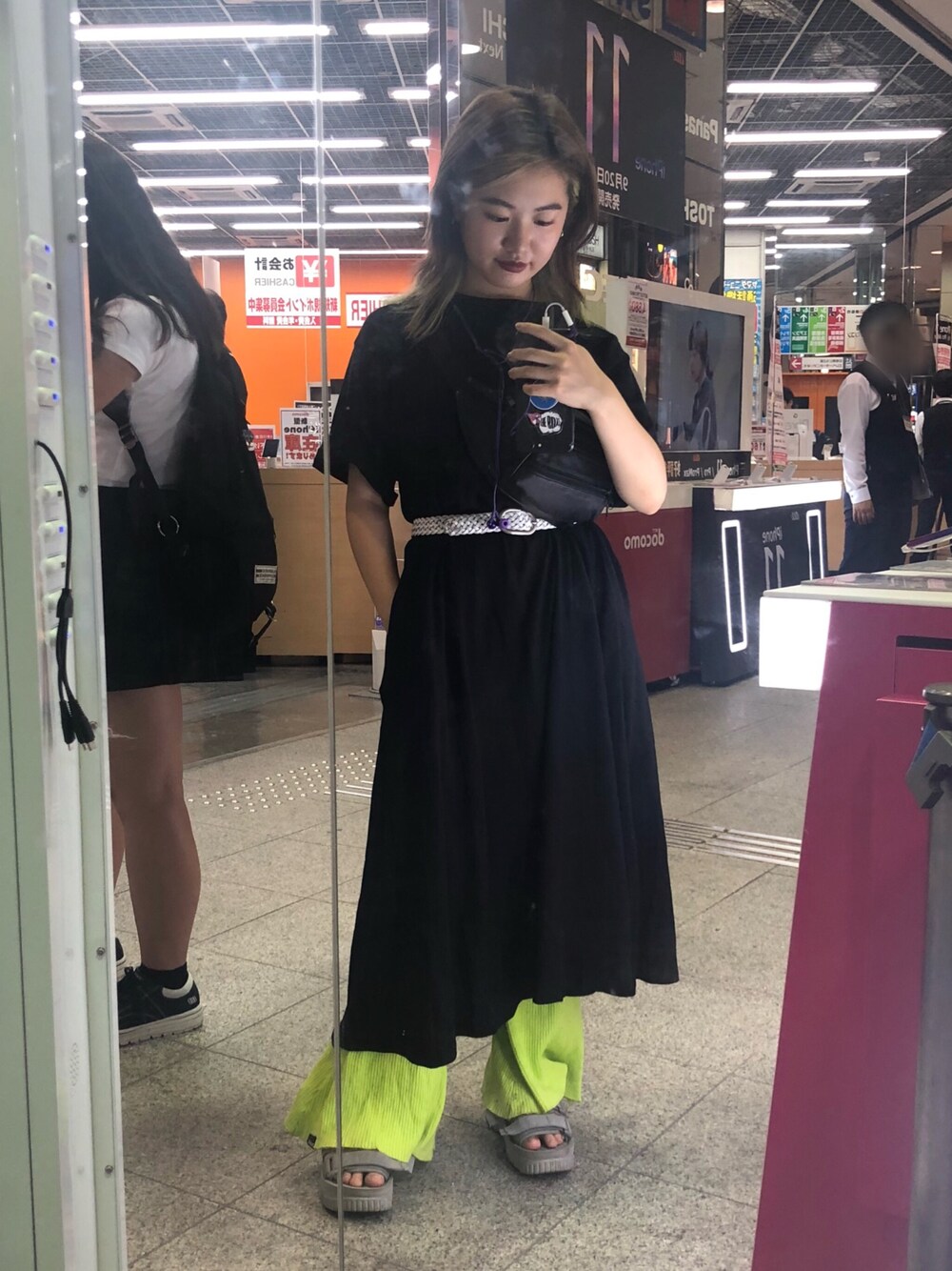 「リブニットパンツ、ロングワンピース、スポーツサンダル、ウエストマーク、フレアパンツ、低身長、低身長コーデ、蛍光カラー、ウエストポーチ、秋のコーデ」｜「X-girlのRELAXED FLARE PANTS（その他パンツ、グリーン系）」を使った、星野りよんさん（レディース・152cm）の秋コーディネートの1枚目の写真