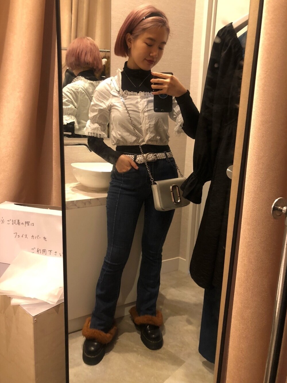 「チロルブラウス、レイヤードスタイル、タートルネックニット、フレアパンツ、ファー、カチューシャ、フリル、ショート丈、厚底、キレイめ」｜「WEGOのWEGO/ワイドカチューシャ（カチューシャ、ブラック系）」を使った、星野りよんさん（レディース・152cm）の冬コーディネートの1枚目の写真