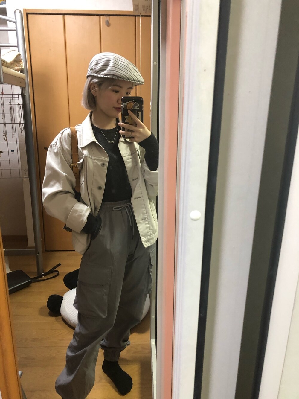 「ハンチング、ハンチング帽、ジョガーパンツ、カーゴパンツ、カーゴジョガーパンツ、Levi's、デニムジャケット、グレー、カシミヤニット、ハイウエスト」｜「cat & parfumのアイテム（ネックレス、シルバー系）」を使った、星野りよんさん（レディース・152cm）の秋コーディネートの1枚目の写真