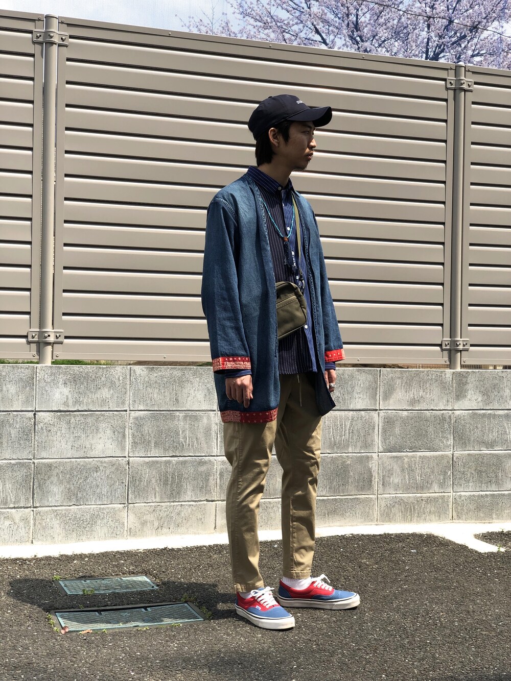 ブルー系のカーディガン/ボレロを着用したメンズの春コーディネートの1枚目の写真