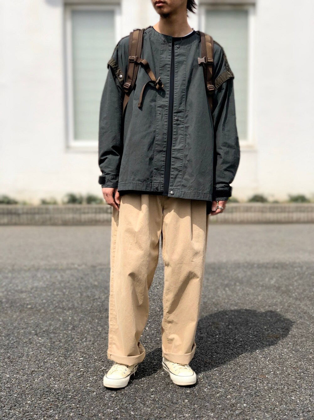 「N.HOOLYWOOD、visvim、nonnative、graphpaper」｜「N.HOOLYWOODのNO COLLOR MILITARY JACKET（ミリタリージャケット、グリーン系）」を使った、UNDERPASSさん（メンズ・172cm）の春コーディネートの1枚目の写真