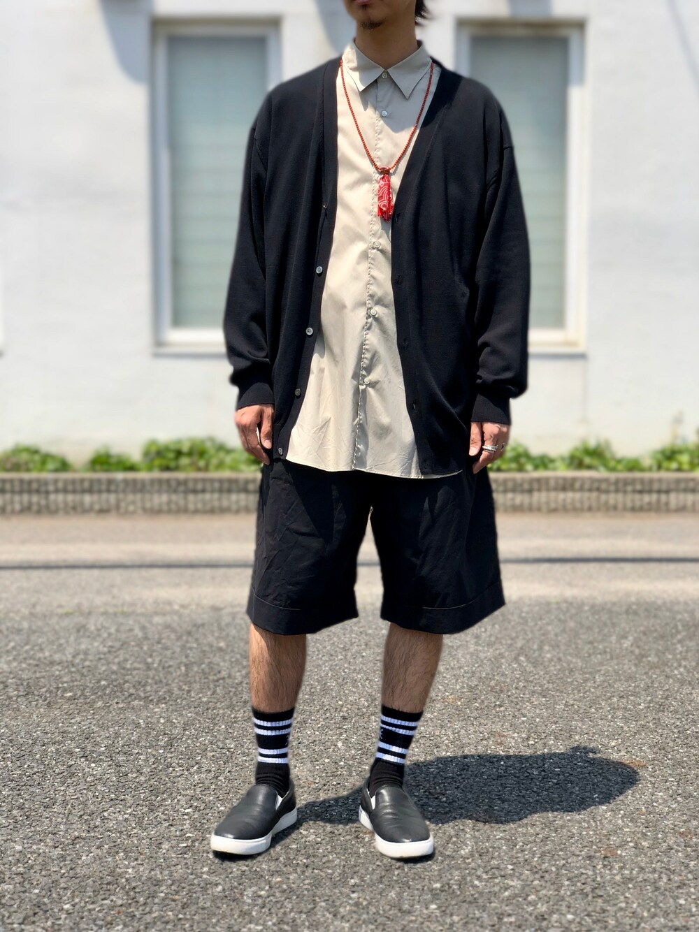ブラック系のカーディガン/ボレロを着用したメンズの春コーディネートの1枚目の写真