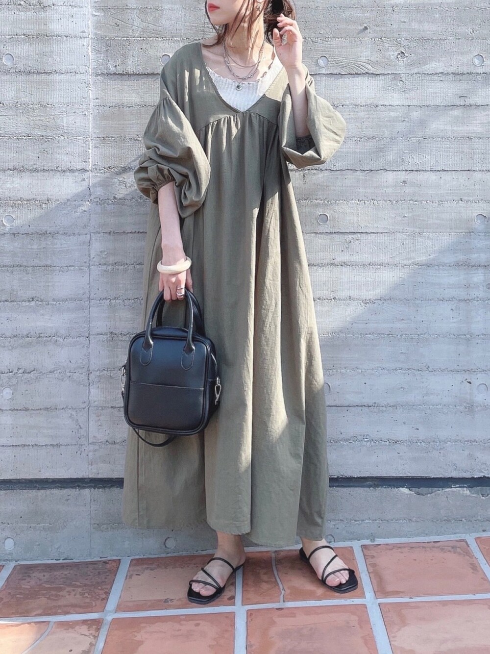 「ワンピース、プチプラ、リラックススタイル、ロングワンピース、春夏コーデ、ゆるコーデ、フラットサンダル、くすみカラー、スクエアバッグ、ボリューム袖」｜「Crispのメロウリブタンク（タンクトップ、ベージュ系）」を使った、kaoruさん（レディース・158cm）の春コーディネートの1枚目の写真