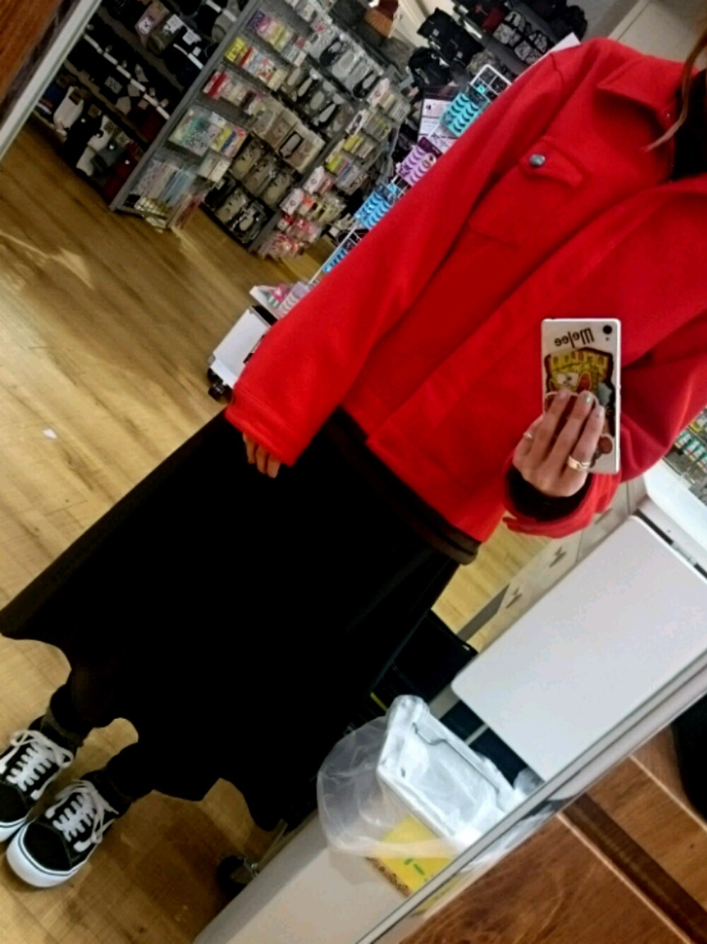 「赤ジャケット、レザースカート、VANS、古着、古着女子、赤黒コーデ」｜「VANSのVANS ヴァンズ VN-0D3HY28 OLD SKOOL BLACK（スニーカー、ブラック系）」を使った、アミコ↯さん（レディース・158cm）の冬コーディネートの1枚目の写真