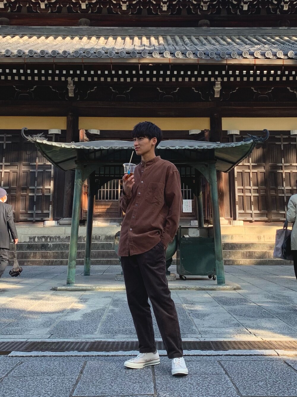 「南禅寺」｜「UNIQLOのアイテム（シャツ/ブラウス、ブラウン系）」を使った、松﨑雄亮さん（メンズ・173cm）の秋コーディネートの1枚目の写真