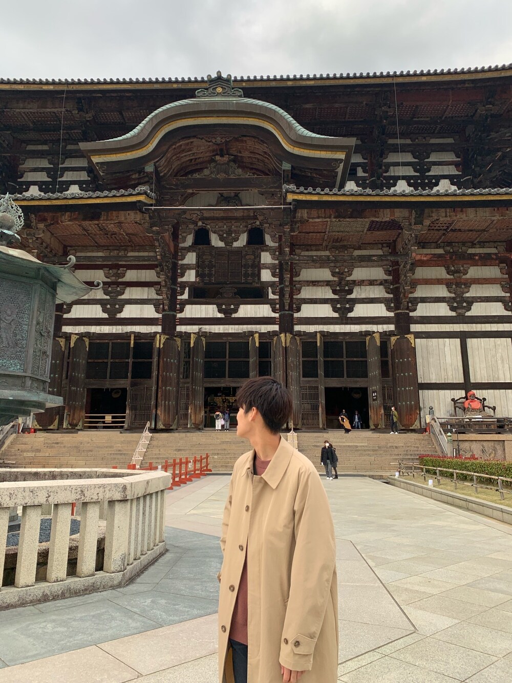 「東大寺、奈良」｜「JOURNAL STANDARDのYeti / イエティ :LIGHT BALAMACAAN COAT#（ステンカラーコート、ベージュ系）」を使った、松﨑雄亮さん（メンズ・172cm）の秋コーディネートの1枚目の写真