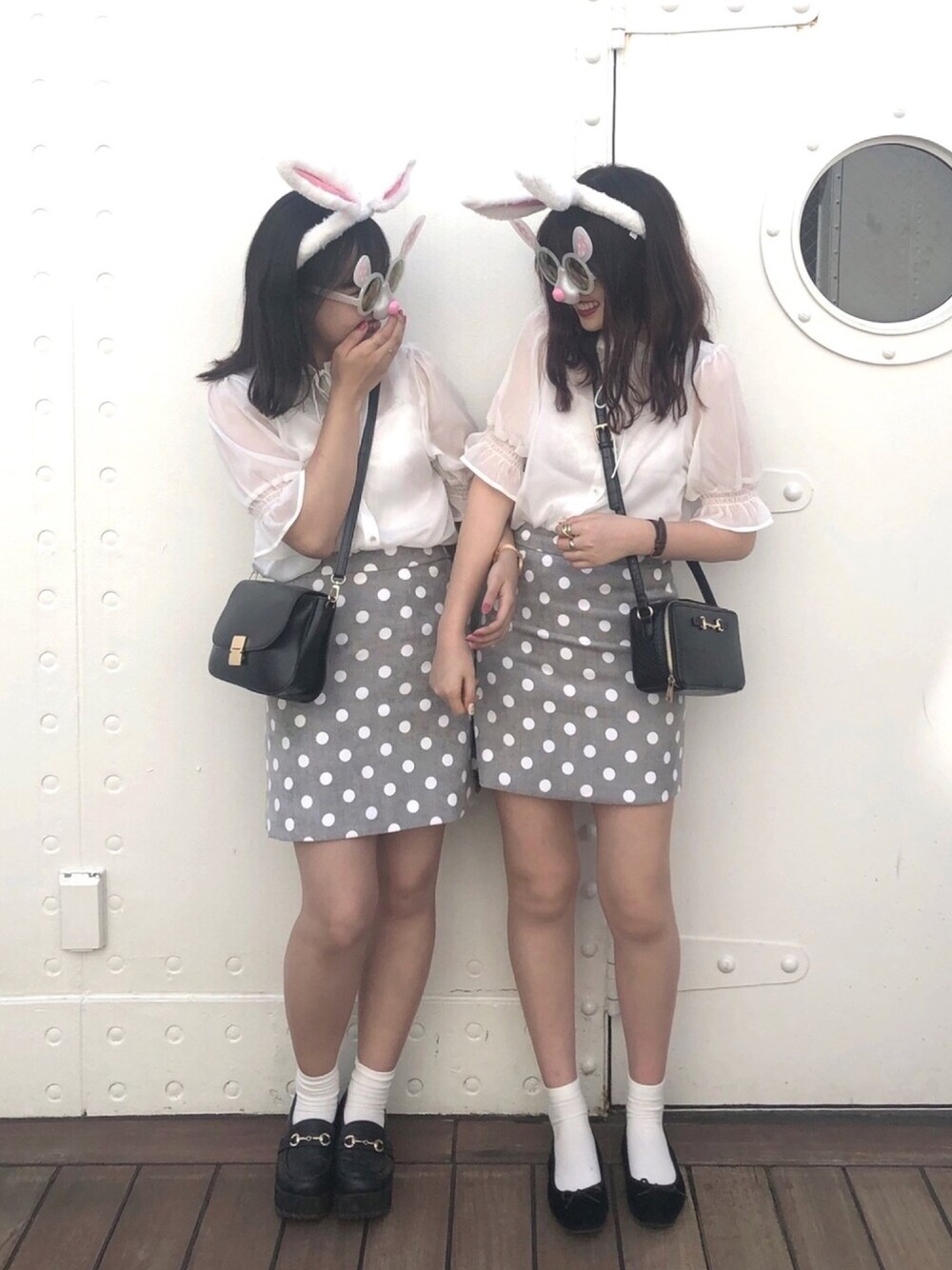「休日スタイル、ゆるコーデ、プチプラ、ブラウス、ドット、お揃いコーデ、ディズニー、ディズニーコーデ、シミラールック、パフスリーブ」｜「Heatherのシフォンヨウリュウハイネックブラウス　834076（シャツ/ブラウス、ホワイト系）」を使った、yuriさん（レディース・160cm）の春コーディネートの1枚目の写真