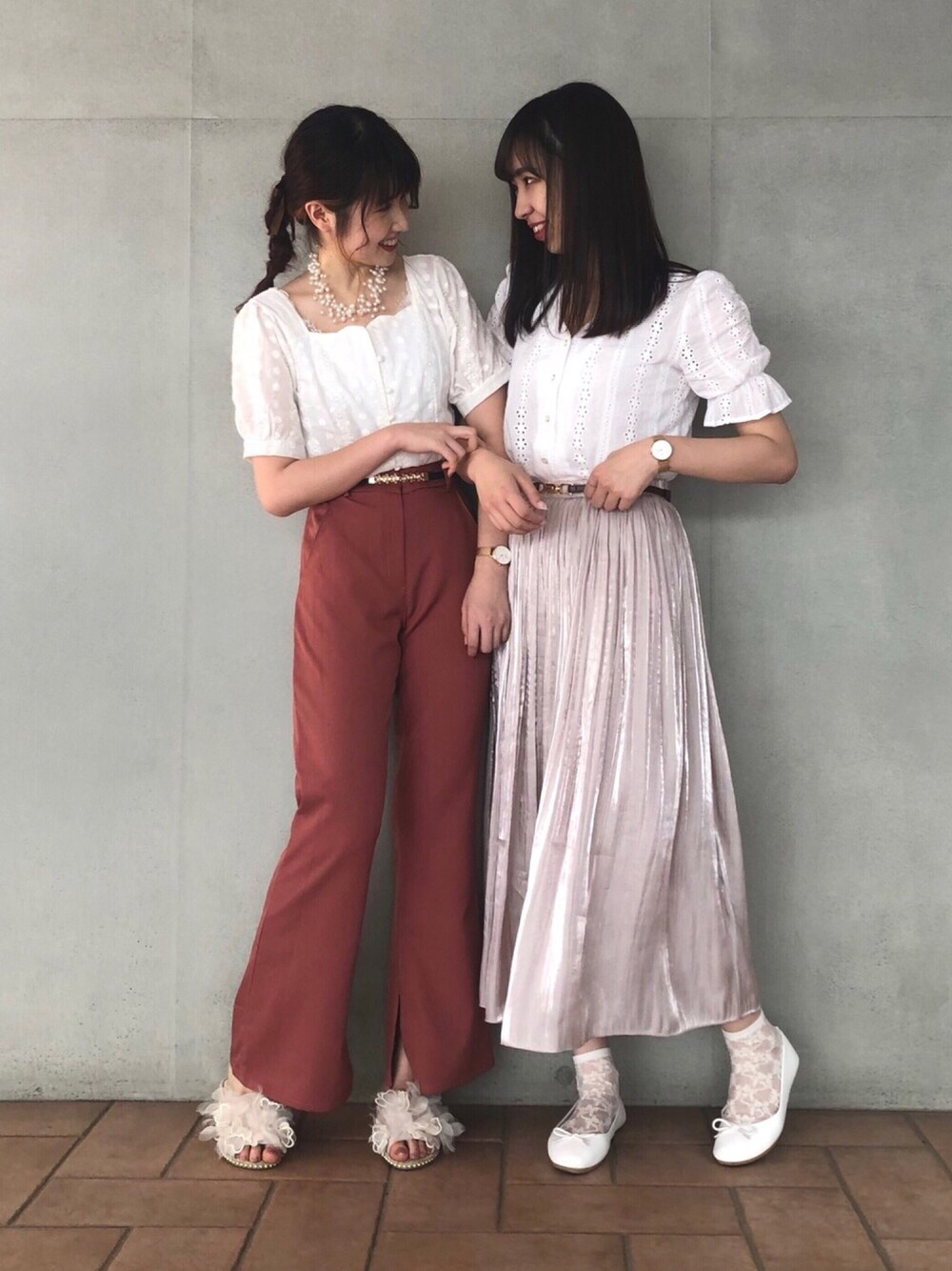 ホワイト系のサンダル、ピンク系のその他パンツ、ホワイト系のトップスを着用したレディースの夏コーディネートの1枚目の写真