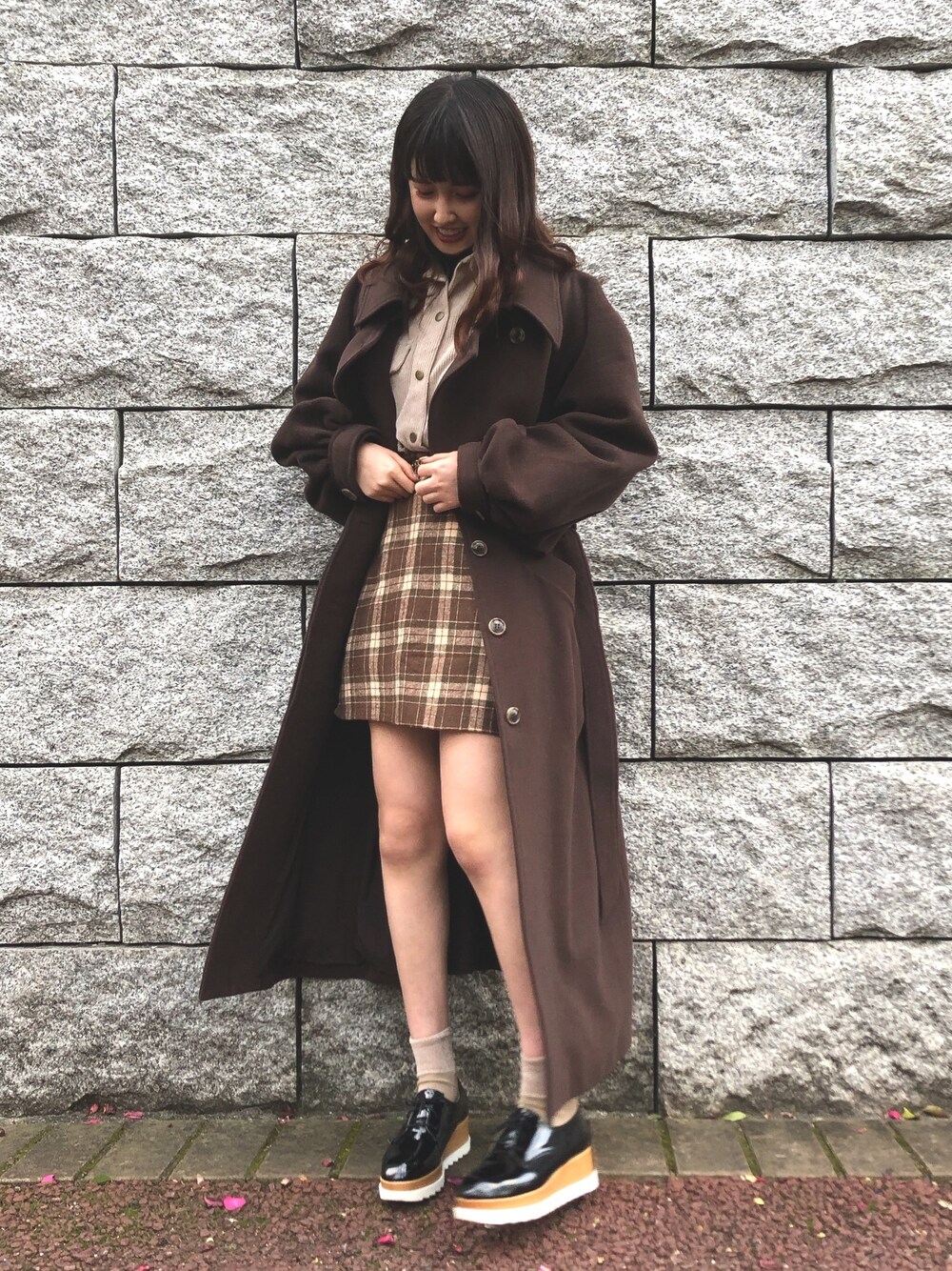 「年末WEAR感謝祭、今日のコーデ、冬コーデ、着回しコーデ、ブラウンコーデ、ロングコート、ワントーンコーデ、ベージュ、アウター」｜「LOWRYS FARMのＢＡＳＩＣフライスタートル　856527（Tシャツ/カットソー、ブラック系）」を使った、yuriさん（レディース・160cm）の冬コーディネートの1枚目の写真
