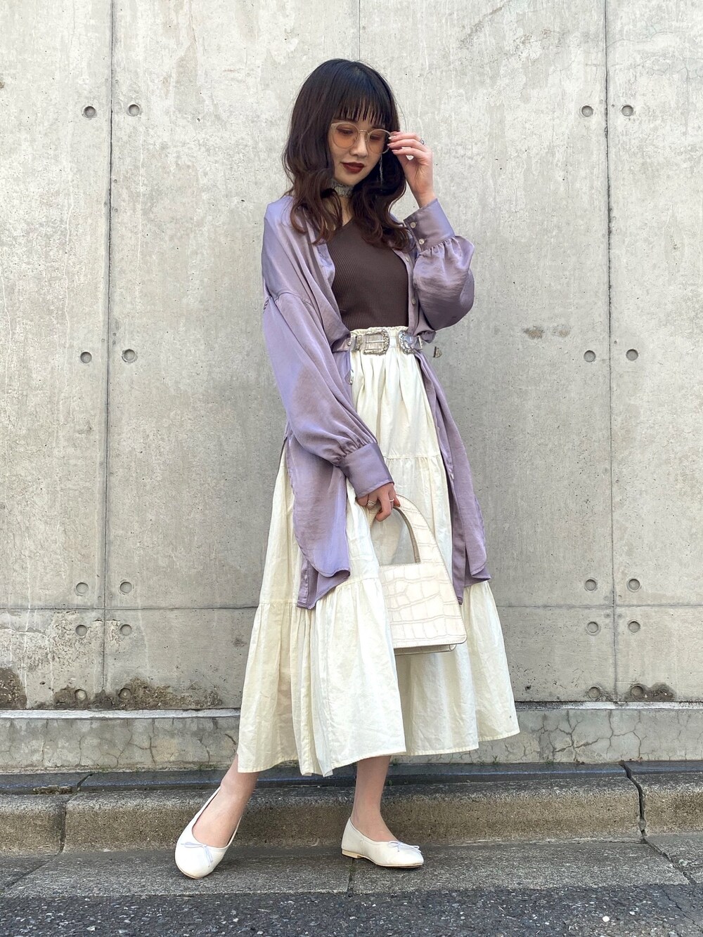 パープル系のシャツ/ブラウス、ブラウン系のタンクトップ、ホワイト系のスカートを着用したレディースの春コーディネートの1枚目の写真