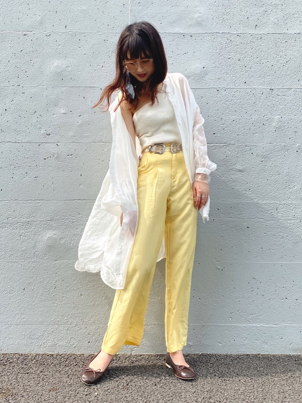 「休日コーデ、シンプルコーデ、夏、春夏コーデ、カラーパンツ、シアーシャツ」｜「GRLのシアーチュニックブラウス（シャツ/ブラウス、ホワイト系）」を使った、yuriさん（レディース・160cm）の春コーディネートの1枚目の写真