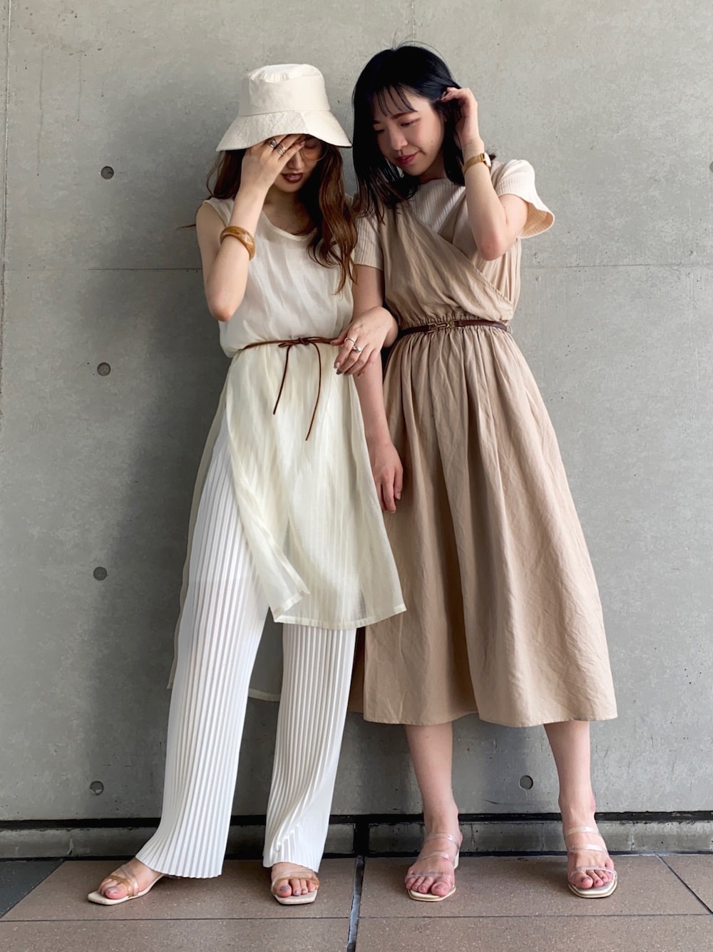 「パンツスタイル、ラフコーデ、キレイめ、プリーツ、消えそうな色コーデ、ベージュ、ベージュコーデ、ホワイトコーデ」｜「fd styleのコットンバケットハット（ハット、ホワイト系）」を使った、yuriさん（レディース・160cm）の夏コーディネートの1枚目の写真
