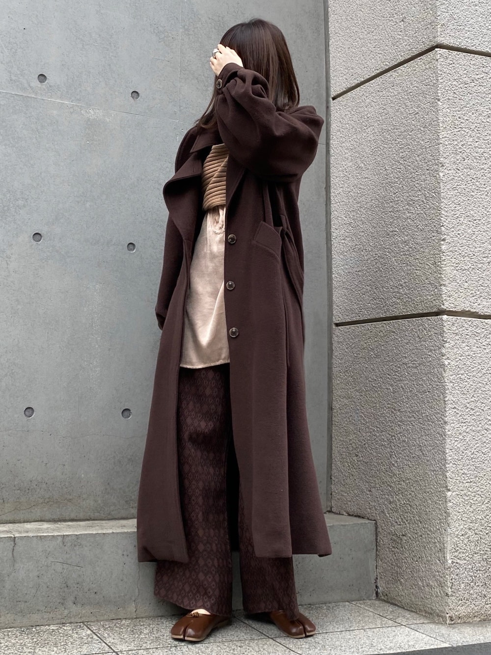 「私の推しブランド、ロングコート、ブラウン、ブラウンコーデ、パンツスタイル、ニット、ニットパンツ、コート」｜「LA BELLE ETUDEの【LA BELLE ETUDE】【Belle vintage】2way collar ブッファンスリーブコート（その他アウター、ブラウン系）」を使った、yuriさん（レディース・160cm）の冬コーディネートの1枚目の写真