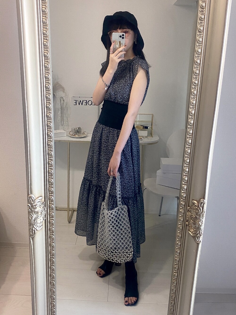 「dazzlin、ワンピース、ティアード、小花柄、dazzlin_official、springcode、春コーデ、フェミニン、ファッション、休日スタイル」｜「dazzlinのポプリフラワーティアードワンピース（ワンピース、ブラック系）」を使った、yuriさん（レディース・160cm）の春コーディネートの1枚目の写真