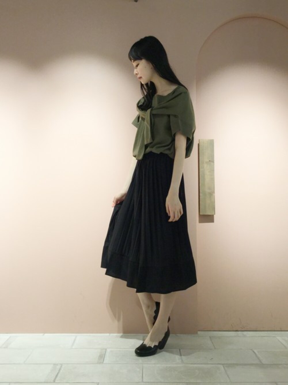 「パンプス、シンプル、カーキ、ne-net、プリーツ、シンプルコーデ、春コーデ、プリーツパンツ、大人ネネット、ローンプリーツ」｜「Ne-netの【5月先行予約】(S)ローンプリーツ（その他パンツ、ブラック系）」を使った、ぴのこさん（レディース・172cm）の春コーディネートの1枚目の写真