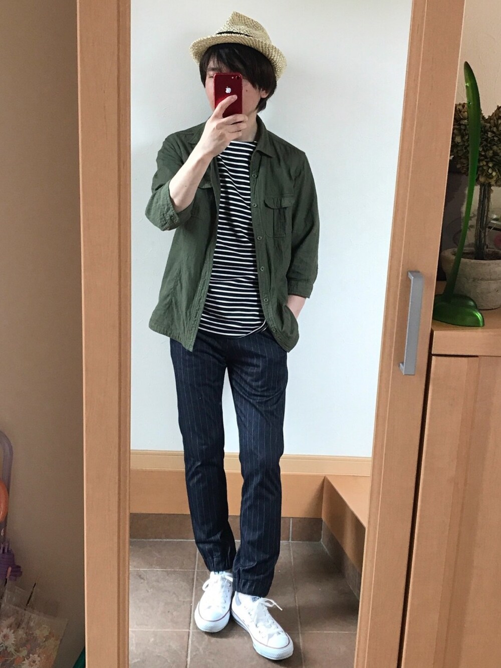 グリーン系のトップス、ブラック系のTシャツ/カットソー、ブルー系のその他パンツを着用したメンズの春コーディネートの1枚目の写真