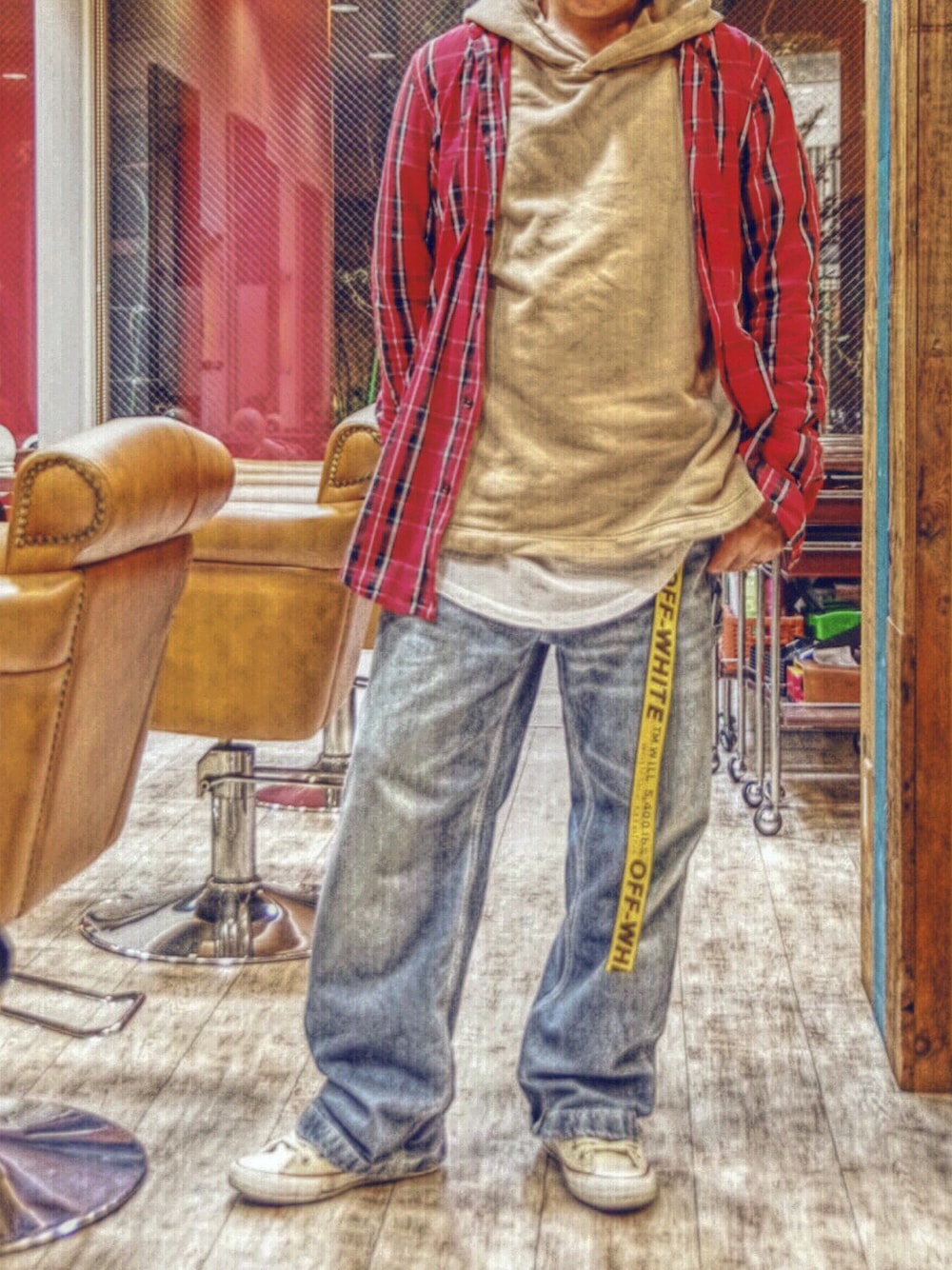 ブルー系のデニムパンツ、ベージュ系のパーカー、ベージュ系のスニーカーを着用したメンズの冬コーディネートの1枚目の写真