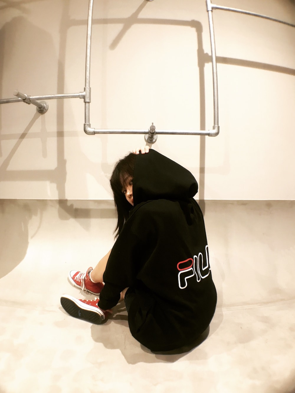 「girl、カジュアル、ストリート、スポーツミックス、スケータースタイル、大学生、niko and ...、FILA、スニーカー、今日のコーデ」｜「niko and...のFILA×niko and ...  /プルパーカー（パーカー、ブラック系）」を使った、ヤオさん（レディース・156cm）の秋コーディネートの1枚目の写真