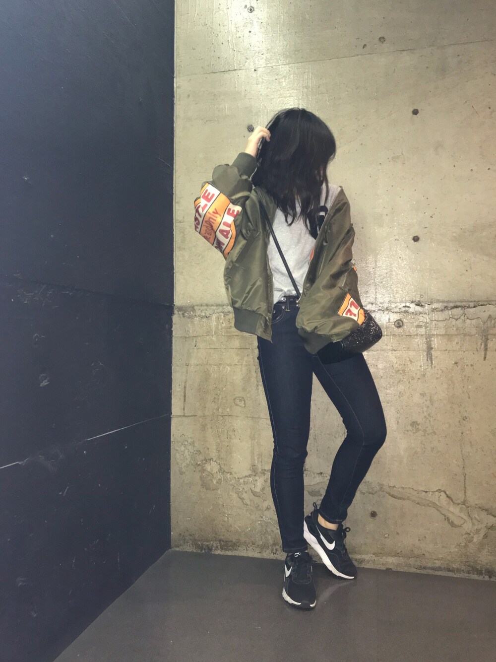 「girl、VINTAGE、スニーカー女子、MA-1、プチプラ、カジュアル、スキニーデニム、MUDILAF、COACH、ショップスタッフ」｜「ready me goのアイテム（ブルゾン、グリーン系）」を使った、ヤオさん（レディース・156cm）の秋コーディネートの1枚目の写真