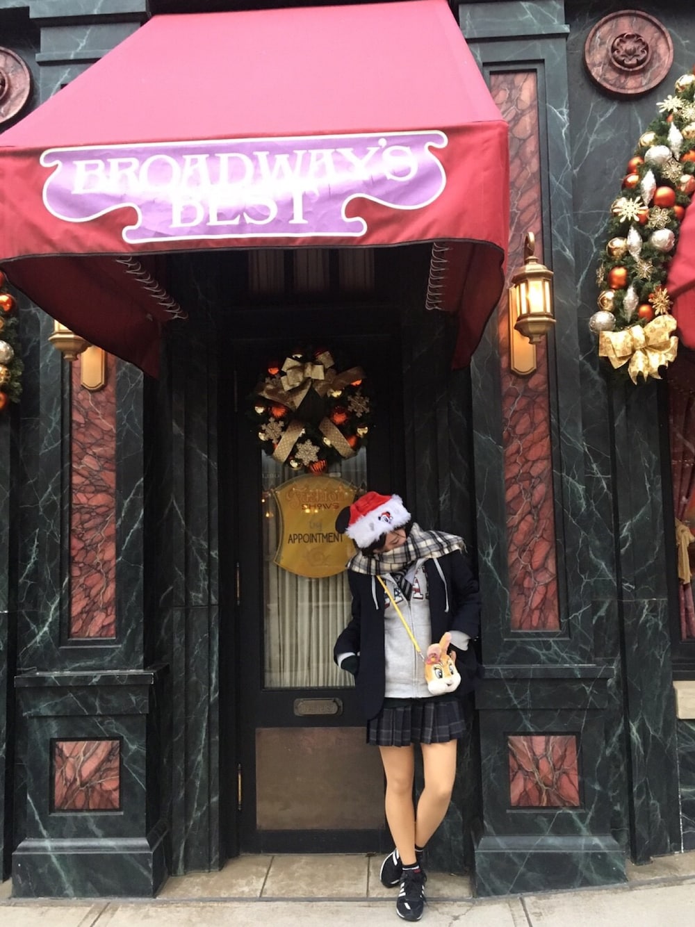 「ディズニーコーデ、制服ディズニー、制服コーデ、クリスマスディズニー、スニーカー×靴下、スニーカー女子」｜「GAPのフリースロゴ ジップパーカー（パーカー、グレー系）」を使った、ヤオさん（レディース・156cm）の冬コーディネートの1枚目の写真