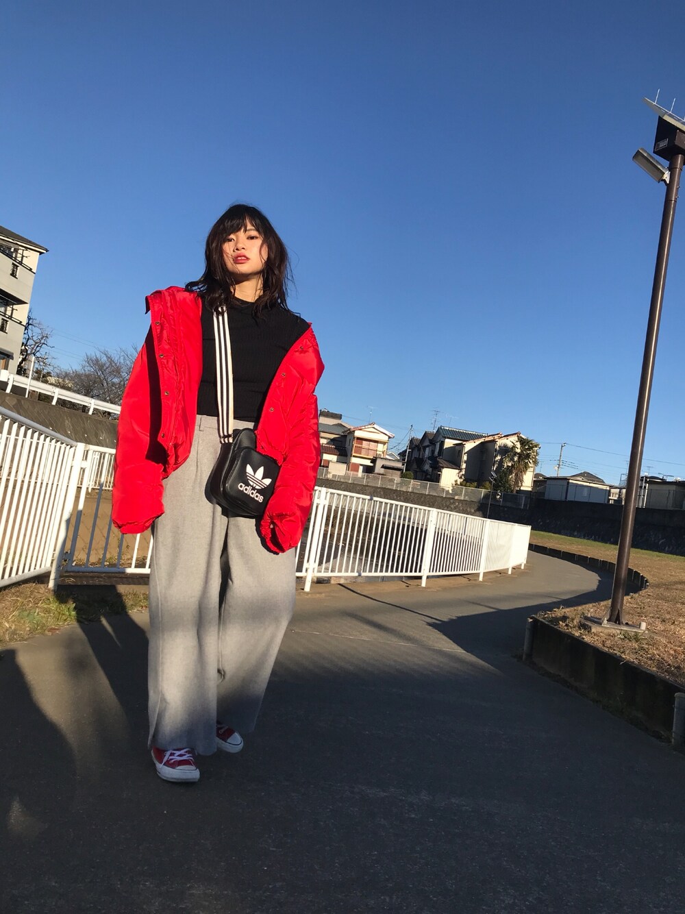 「冬コーデ、初詣、赤、ダウンジャケット、赤コンバース、プチプラコーデ、ファストファッション、カラーコーデ、大学生」｜「adidas OriginalsのAC MINI BAG ミニ バッグ（ショルダーバッグ、ブラック系）」を使った、ヤオさん（レディース・156cm）の冬コーディネートの1枚目の写真