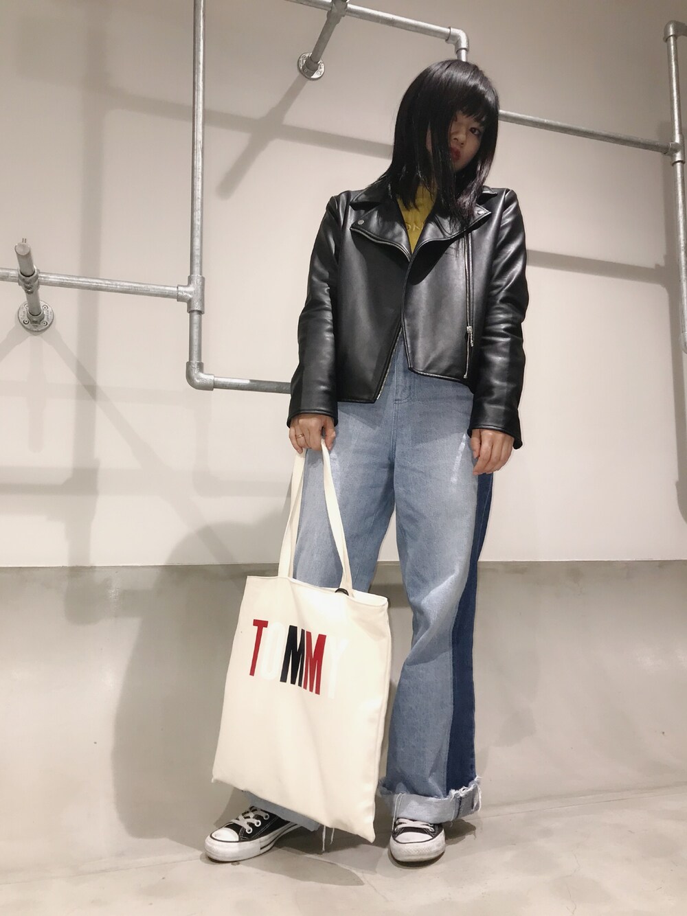 「新年会、防寒　、TOMMY HILFIGER、トートバッグ、大学生、スニーカー、converse、ライダース、プチプラ、メンズライク」｜「GUのアイテム（ライダースジャケット、ブラック系）」を使った、ヤオさん（レディース・156cm）の冬コーディネートの1枚目の写真