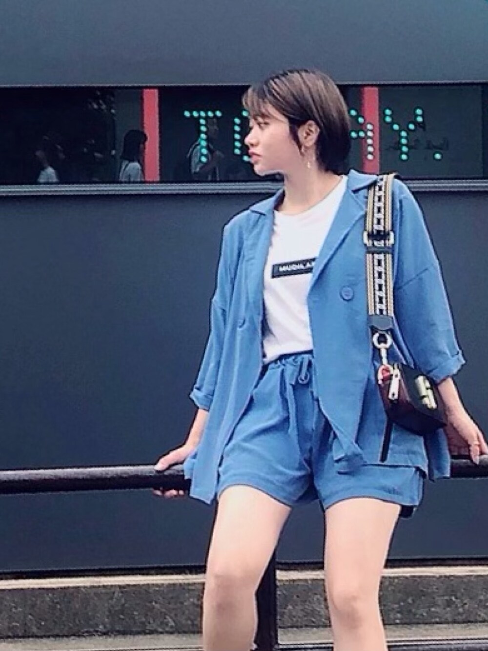 「夏、シンプル、セットアップ、ゆるコーデ、プチプラ、休日スタイル、大人カジュアル、OL、表参道」｜「MARC JACOBSのSNAPSHOT/スナップショット スモール カメラバッグ クラッチ（ショルダーバッグ、ブラック系）」を使った、ヤオさん（レディース・156cm）の夏コーディネートの1枚目の写真