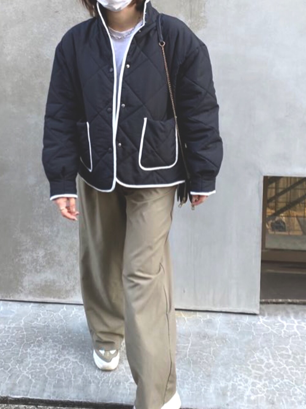 「休日スタイル、パンツスタイル、スニーカーコーデ、カジュアル、おしゃれさんと繋がりたい、ミントグリーン、韓国ファッション、韓国コーデ、グリーン、春コーデ」｜「ABITOKYOの中綿配色パイピングキルティングブルゾンコート（ブルゾン、ブラック系）」を使った、ヤオさん（レディース・156cm）の冬コーディネートの1枚目の写真