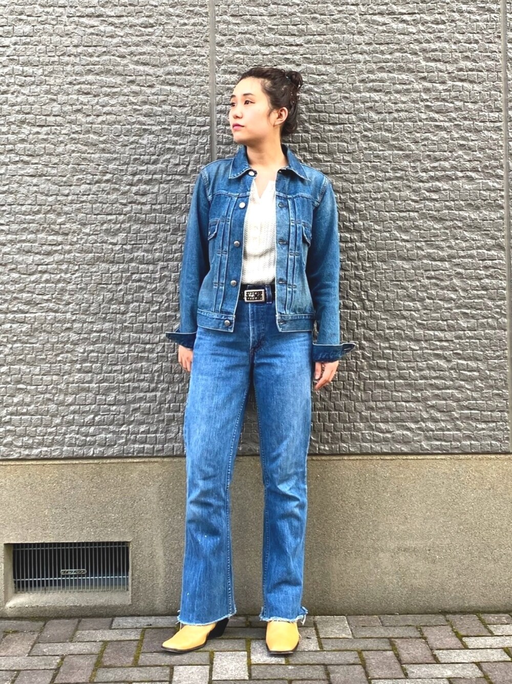 「ciaopanic、HYKE、Levi's、デニムジャケット、デニムオンデニム、春コーデ、お洒落さんとつながりたい」｜「CIAOPANICの透かしリブカットタンクトップ（タンクトップ、ホワイト系）」を使った、おぎむさん（レディース・158cm）の春コーディネートの1枚目の写真