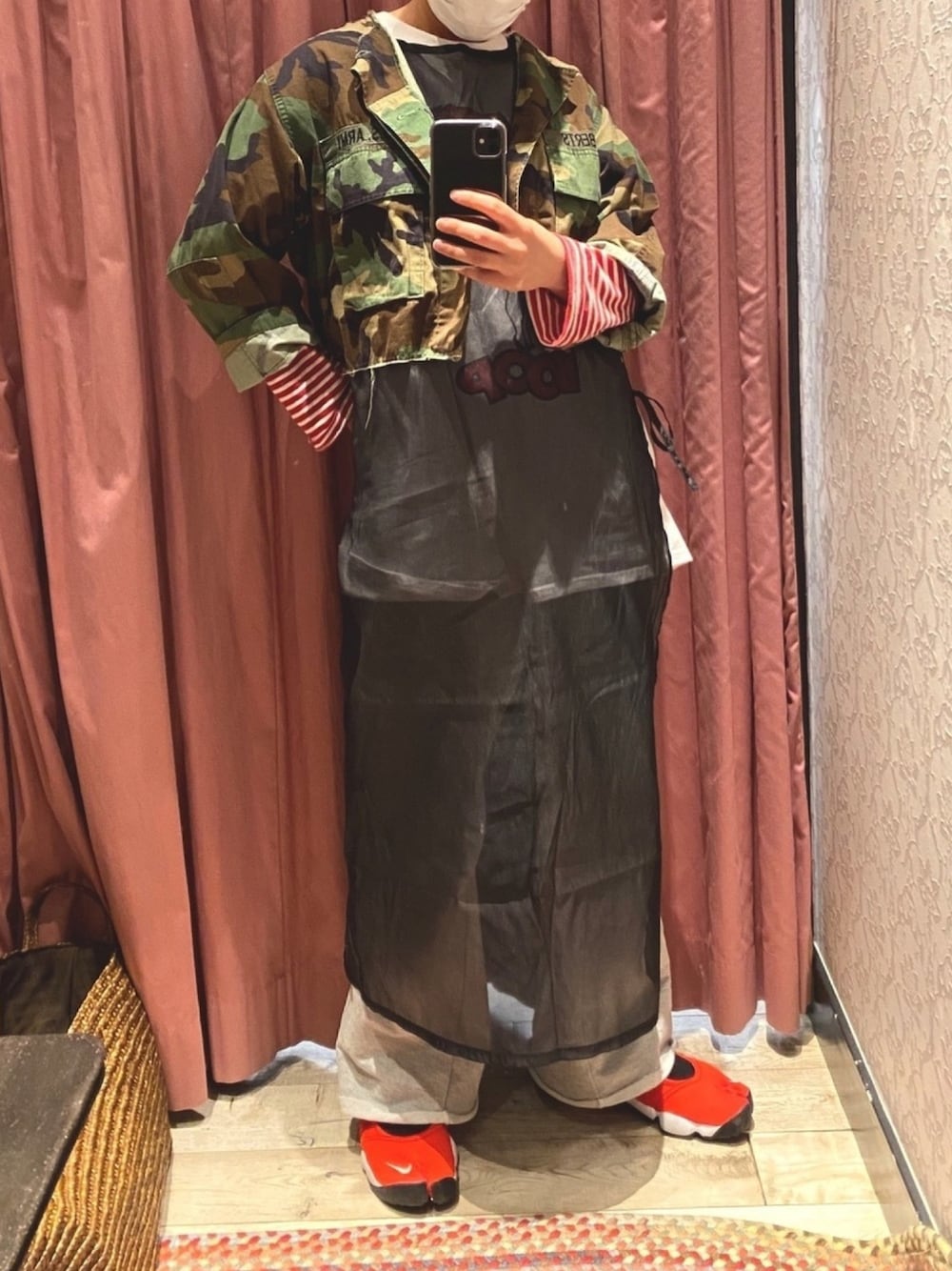 「ciaopanic、透け感ワンピ、透け素材、ボーダートップス、スウェットパンツ、リメイクジャケット、迷彩柄、カモ柄、おしゃれさんと繋がりたい、シースルー」｜「CIAOPANICの前後2wayオーガンジーノースリーブサイドリボンワンピース（ワンピース、ブラック系）」を使った、おぎむさん（レディース・158cm）の春コーディネートの1枚目の写真