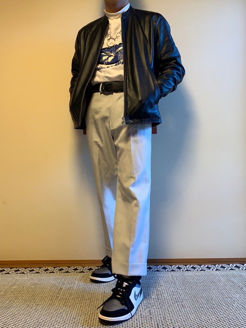 「おしゃれさんと繋がりたい、シンプル、きれいめカジュアル、古着、スニーカー、ライダース、ootd、大人カジュアル、低身長、NIKE」｜「NIKEのアイテム（スニーカー、グレー系）」を使った、ばし　157cmさん（メンズ・157cm）の冬コーディネートの1枚目の写真