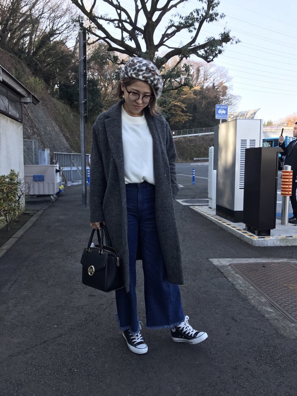 「ひょう柄、ベレー帽、コンバース、ワイドパンツ、白ニット、カジュアル、マイケルコース、大人カジュアル、大人コーデ」｜「w closetのアイテム（ニット/セーター、ホワイト系）」を使った、ひろみさん（レディース・158cm）の冬コーディネートの1枚目の写真