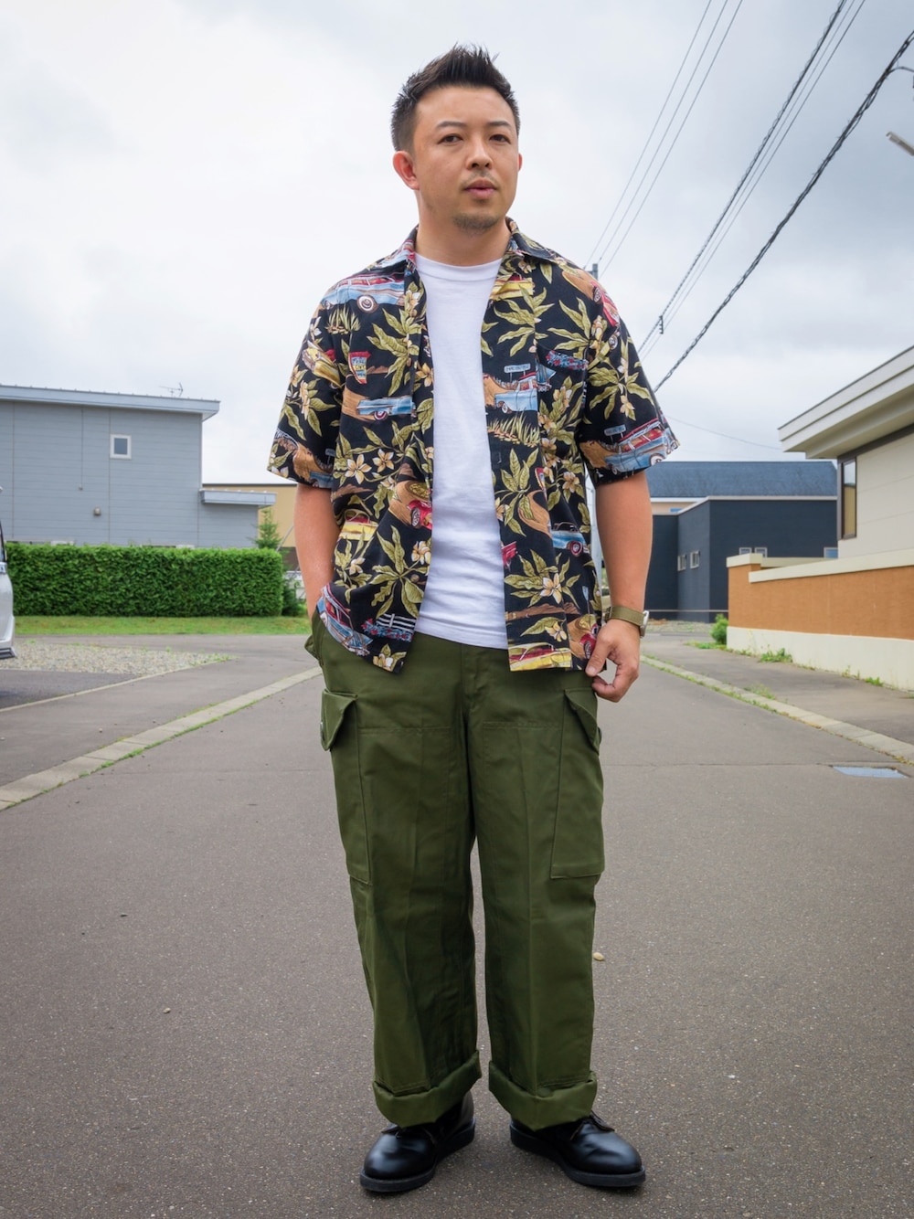 「アロハシャツ、夏コーデ、軍パン、カナダ軍、ポストマンシューズ、RedWing」｜「VINTAGEのアイテム（シャツ/ブラウス、ブラック系）」を使った、古着チャンネル by ケントさん（メンズ・165cm）の夏コーディネートの1枚目の写真