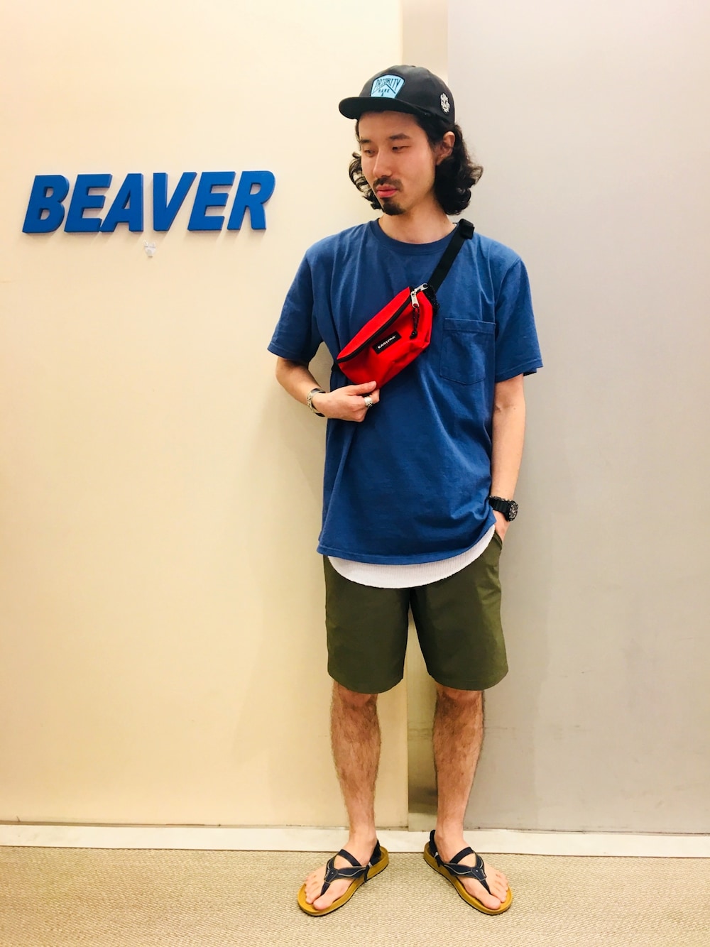 グレー系のTシャツ/カットソー、レッド系のボディバッグ/ウエストポーチ、ホワイト系のタンクトップを着用したメンズの夏コーディネートの1枚目の写真