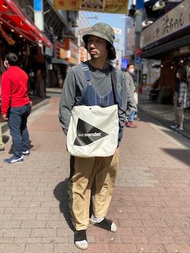 「and wander（アンドワンダー）のアイテム（バッグ）」を使った、OGAWAさん（メンズ・175cm）の春コーディネート