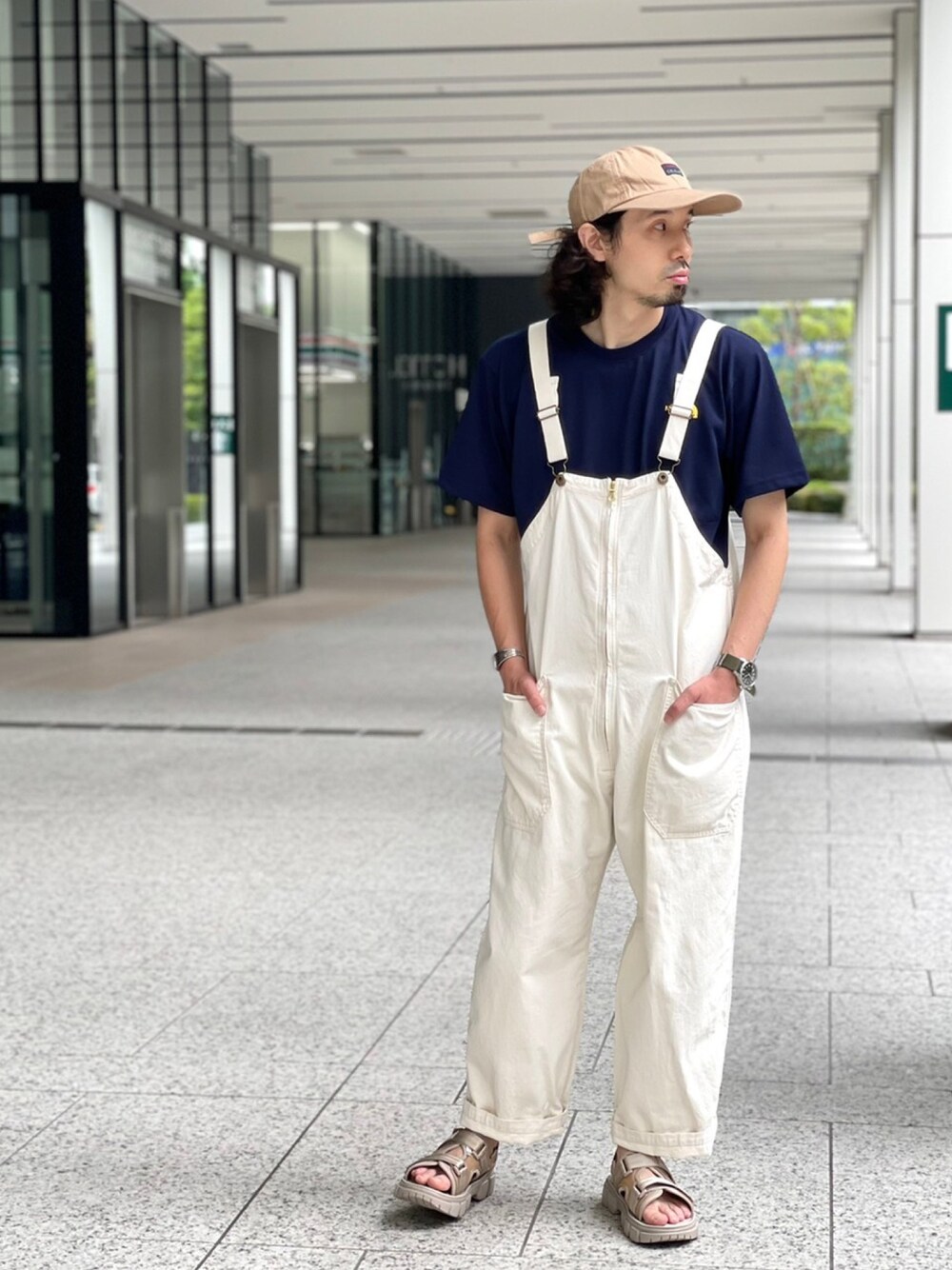 「ファッションの力を信じよう、BEAVER上野、キャップ、CALOLINE、THE NORTH FACE、オーバーオール、JAPAN BLUE JEANS、ホワイトデニム、SHAKA、スポーツサンダル」｜「CAL O LINEのCAL O LINE /キャルオーライン　COTTON CAP コットンキャップ（キャップ、ベージュ系）」を使った、OGAWAさん（メンズ・175cm）の夏コーディネートの1枚目の写真