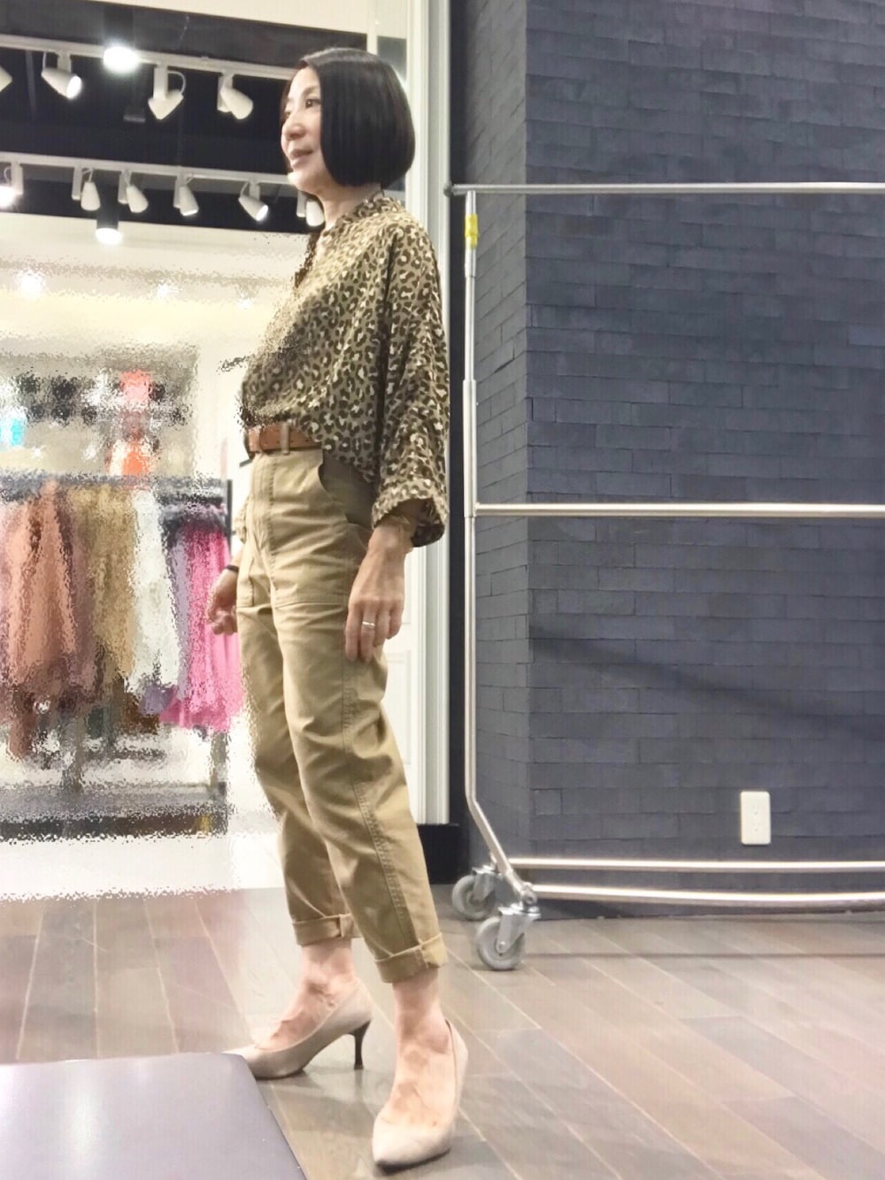 「フォーエバー21」｜「AZUL by moussyのアイテム（シャツ/ブラウス、ベージュ系）」を使った、バンビさん（レディース・155cm）の夏コーディネートの1枚目の写真