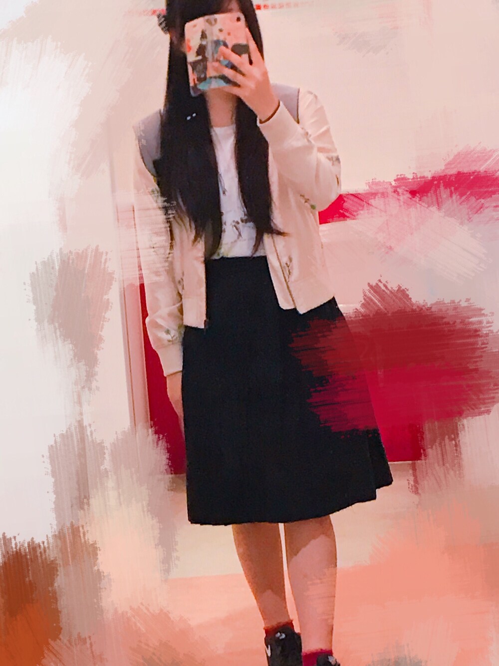 ブルー系のスカート、ベージュ系のブルゾン、ホワイト系のTシャツ/カットソーを着用したレディースの秋コーディネートの1枚目の写真